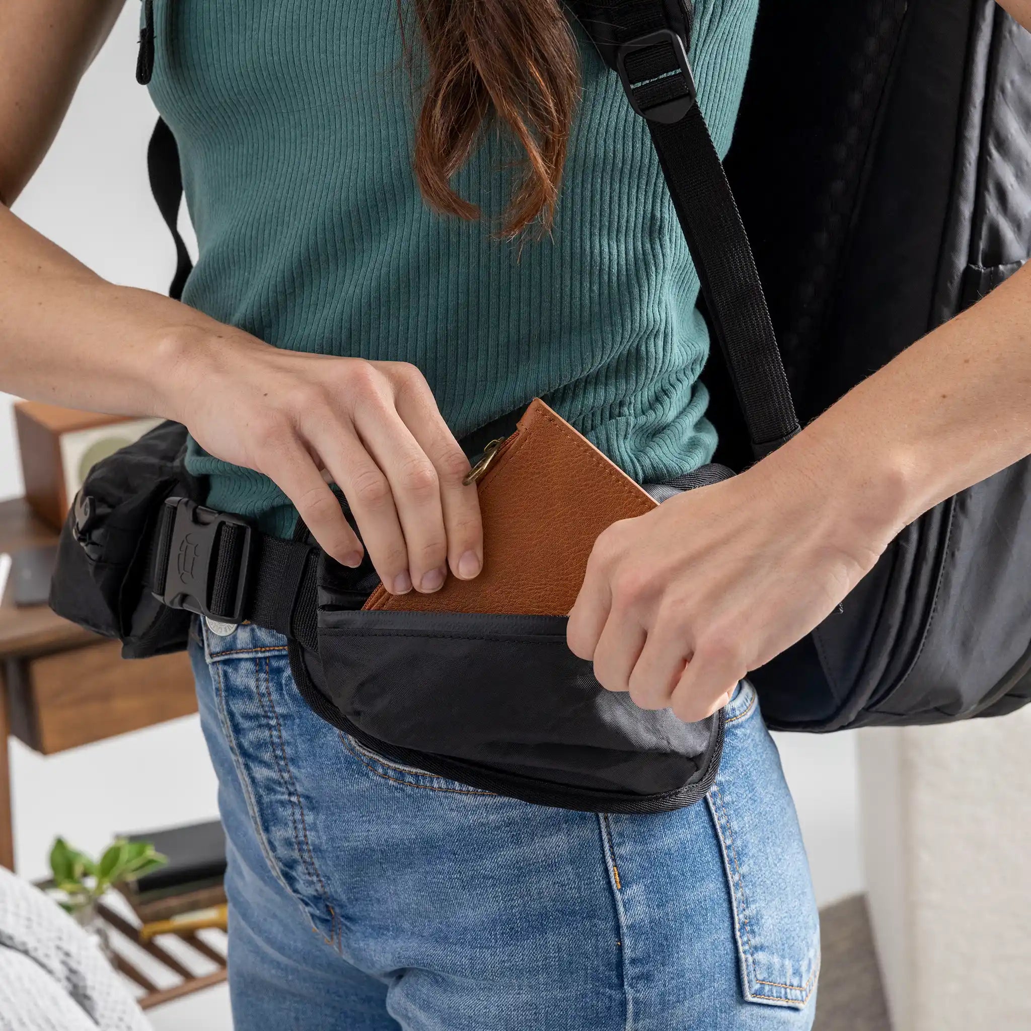 Padded hip belt takes 80% of the weight off your shoulders